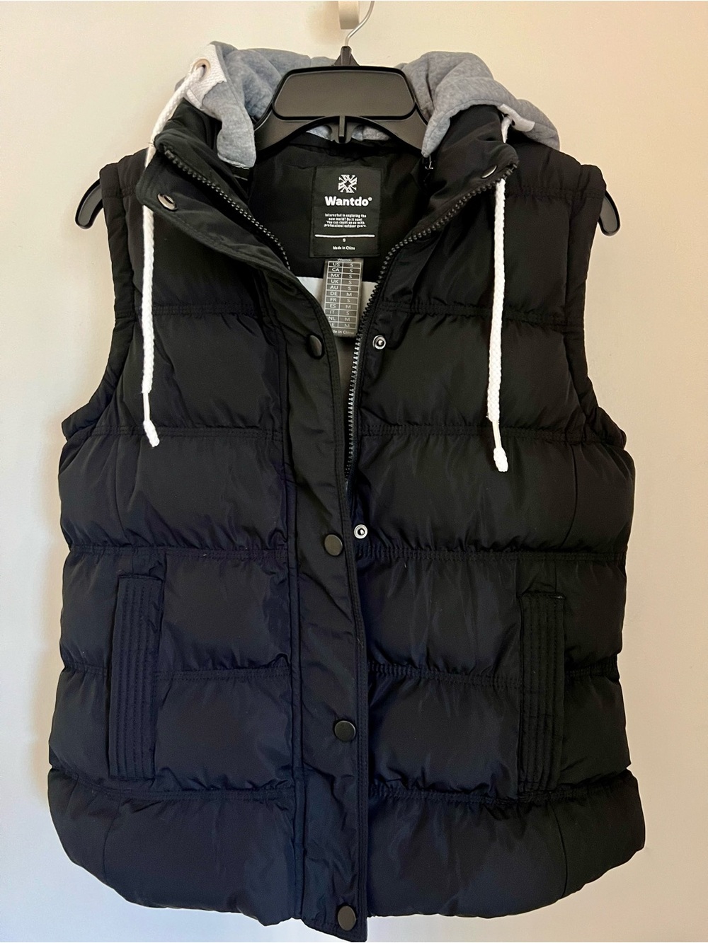 Wantdo Women's Black Puffer Vest with Removable Gray Hood Women’s S